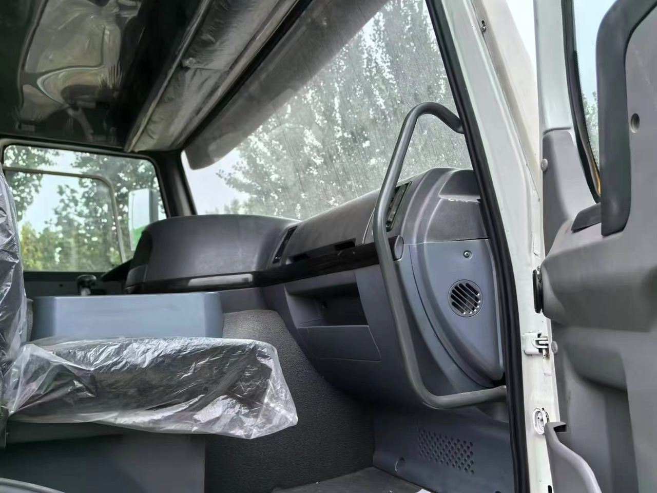 SINOTRUK HOWO 6x4 - Рефрижератор: фото 5 SINOTRUK HOWO 6x4 - Рефрижератор: фото 5