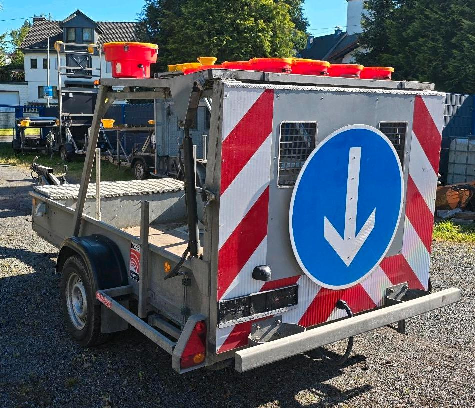 Horizont LED Absperrtafel VZ616 FAT Verkehrsleittafel Verkehrssicherungsanhänger Sperrwand Nissen Trebbiner - Прицеп: фото 1