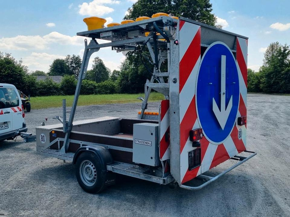 Nissen Absperrtafel 2022 A31/18 FAT Verkehrsleittafel Verkehrsleitanhänger Verkehrssicherungsanhänger Leitanhänger Leittafel Baustellenabsicherung - Прицеп: фото 1 Nissen Absperrtafel 2022 A31/18 FAT Verkehrsleittafel Verkehrsleitanhänger Verkehrssicherungsanhänger Leitanhänger Leittafel Baustellenabsicherung - Прицеп: фото 1