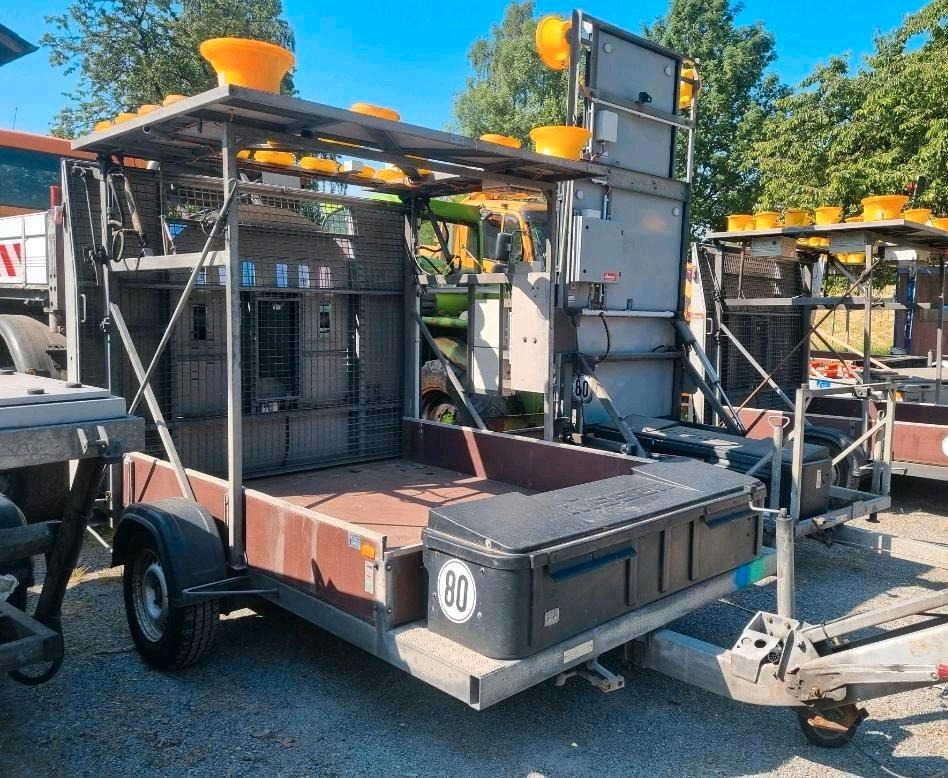 Nissen Absperrtafel VZ616 Verkehrssicherung Verkehrsleittafel Verkehrsleitanhänger Verkehrssicherungsanhänger AMD B3 Funkwarnmeldeanlage Trebbiner Mersch Autobahn - Прицеп: фото 1 Nissen Absperrtafel VZ616 Verkehrssicherung Verkehrsleittafel Verkehrsleitanhänger Verkehrssicherungsanhänger AMD B3 Funkwarnmeldeanlage Trebbiner Mersch Autobahn - Прицеп: фото 1