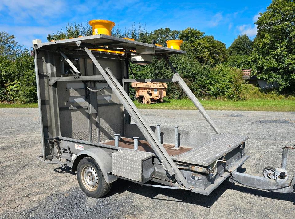 Nissen LED Absperrtafel DORA GPS FAT VZ-616 Fahrbare Absperrtafel Sperrwand Verkehrsleittafel Verkehrssicherungsanhänger Verkehrsleitanhänger Trebbiner Horizont - Прицеп: фото 1