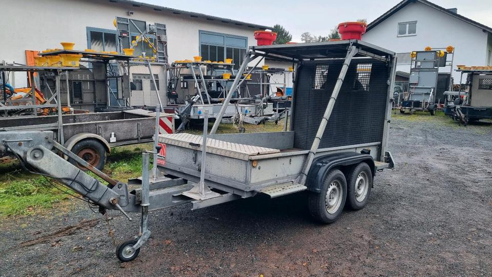 Trebbiner FAZ LRF FAT Absperrtafel Fahrbare Sperrwand Verkehrsleittafel Verkehrsleitanhänger Verkehrssicherungsanhänger - Прицеп: фото 1