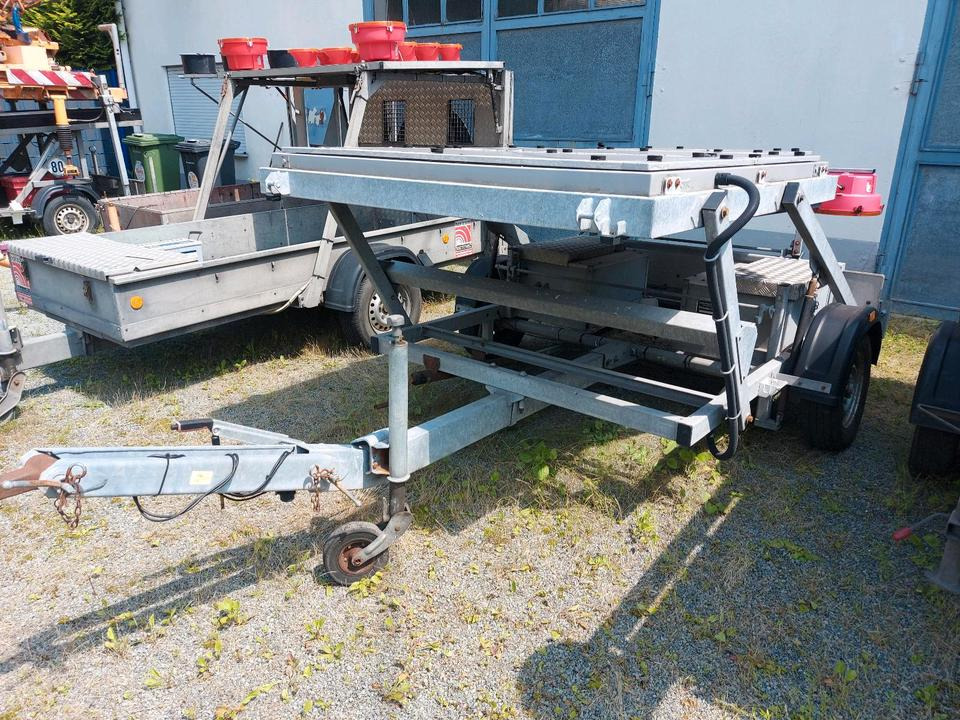 Прицеп Trebbiner Horizont VWT E VLT Verkehrsleittafel Leittafel Sicherungsanhänger Verkehrsleitanhänger Verkehrssicherungsanhänger Absperrtafel Sperrwand Nissen Verkehrssicherung Vorwarner Vorwarntafel: фото 1 Прицеп Trebbiner Horizont VWT E VLT Verkehrsleittafel Leittafel Sicherungsanhänger Verkehrsleitanhänger Verkehrssicherungsanhänger Absperrtafel Sperrwand Nissen Verkehrssicherung Vorwarner Vorwarntafel: фото 1