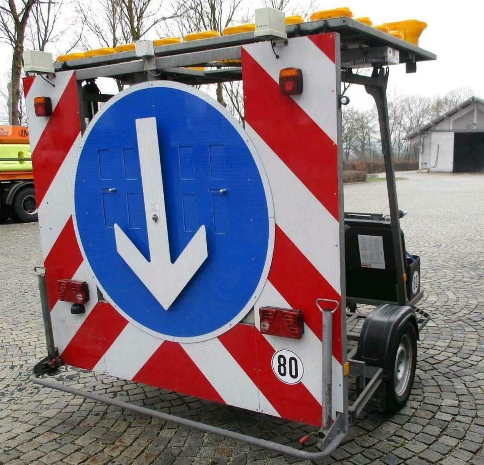 Verkerhrsleittafel Verkehrsleitanhänger Absperrtafel Nissen vz616 - Прицеп: фото 1 Verkerhrsleittafel Verkehrsleitanhänger Absperrtafel Nissen vz616 - Прицеп: фото 1