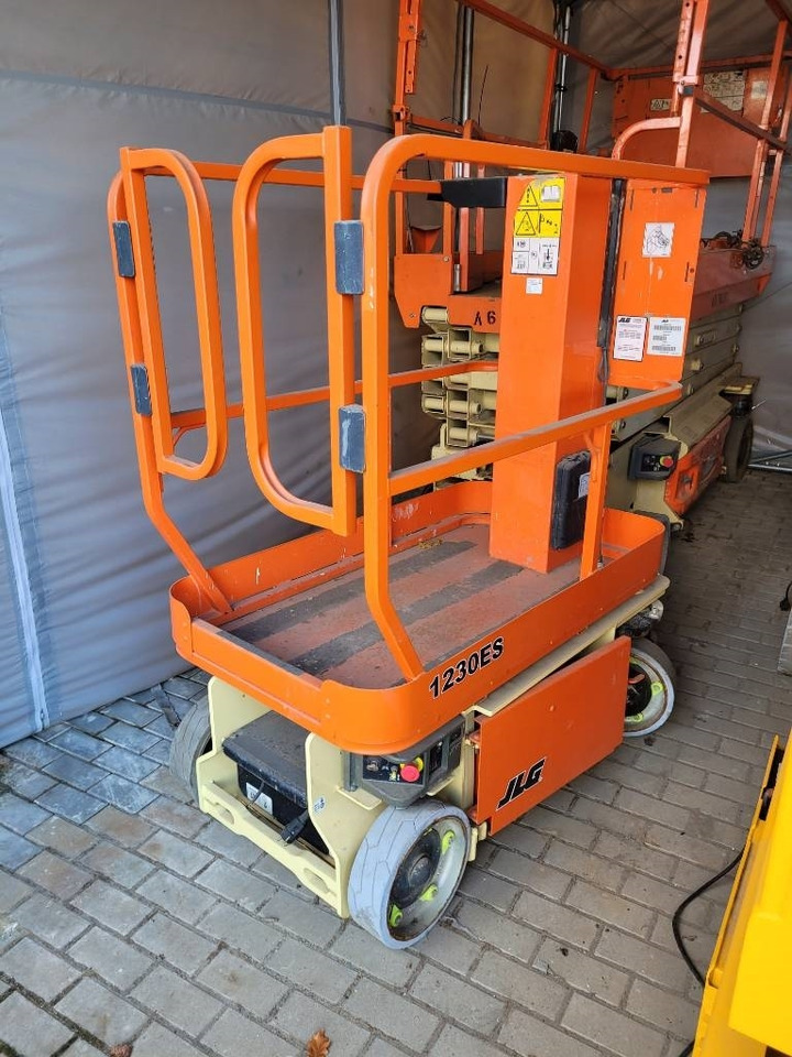 JLG 1230 ES - 6 m Electric Vertical Mast Work Lift - Вертикальный мачтовый подъемник: фото 1 JLG 1230 ES - 6 m Electric Vertical Mast Work Lift - Вертикальный мачтовый подъемник: фото 1