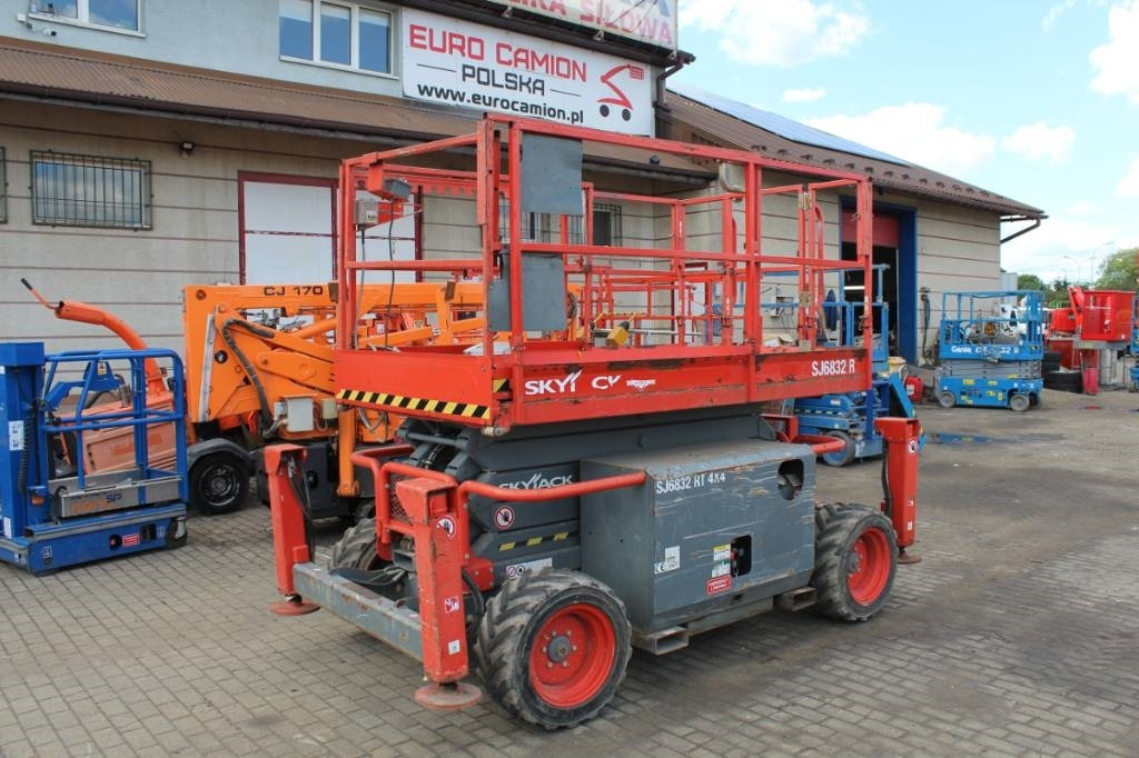 SkyJack SJ 6832 RT - 12 m genie jlg scissor lift 4x4  - Ножничный подъемник: фото 1