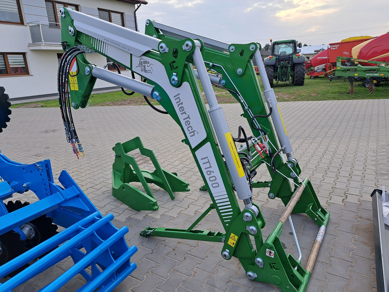 Inter Tech IT 1600 John deere 5080 ,5090, 5100m - Фронтальный погрузчик для трактора: фото 1 Inter Tech IT 1600 John deere 5080 ,5090, 5100m - Фронтальный погрузчик для трактора: фото 1
