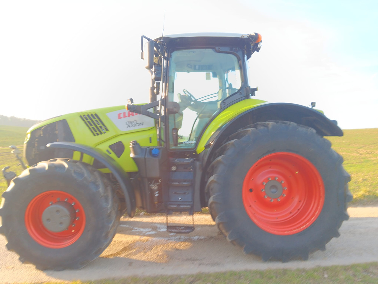 CLAAS Claas Axion 830 C MATIC CEBIS - Трактор: фото 1 CLAAS Claas Axion 830 C MATIC CEBIS - Трактор: фото 1