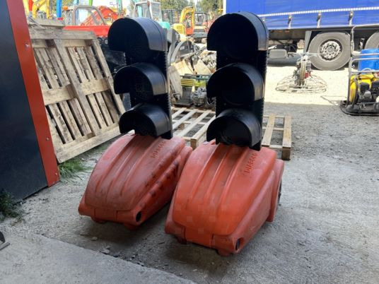 Feux de chantier diabolo - Строительное оборудование: фото 1 Feux de chantier diabolo - Строительное оборудование: фото 1