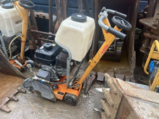 Scie à sol HUSQVARNA - Строительное оборудование: фото 1