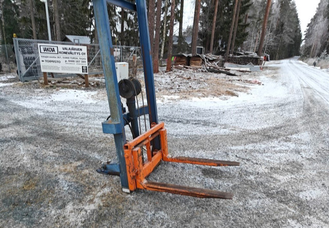 Esko Trukkinostin hydraulinen 1500 kg - Навесное оборудование для Сельскохозяйственной техники: фото 1