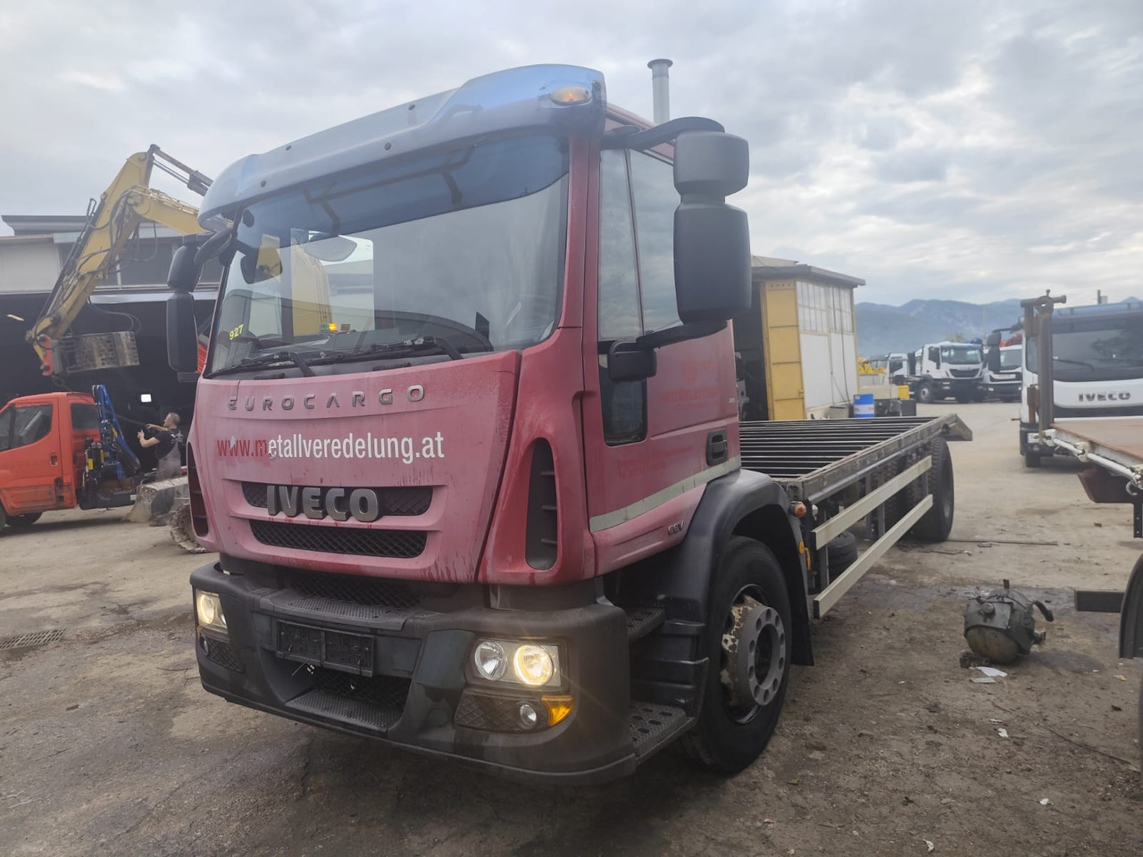 IVECO EUROCARGO 180E30 - Грузовик бортовой/ Платформа: фото 2 IVECO EUROCARGO 180E30 - Грузовик бортовой/ Платформа: фото 2