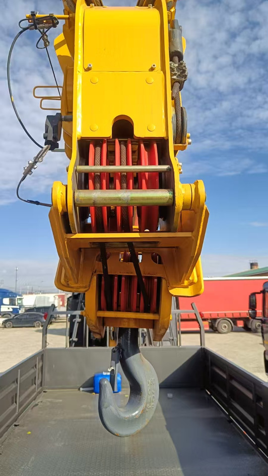 Новый Автоманипулятор HOWO 6х4 с КМУ XCMG XCMG SQS300RU-5 г/п 12 т: фото 12