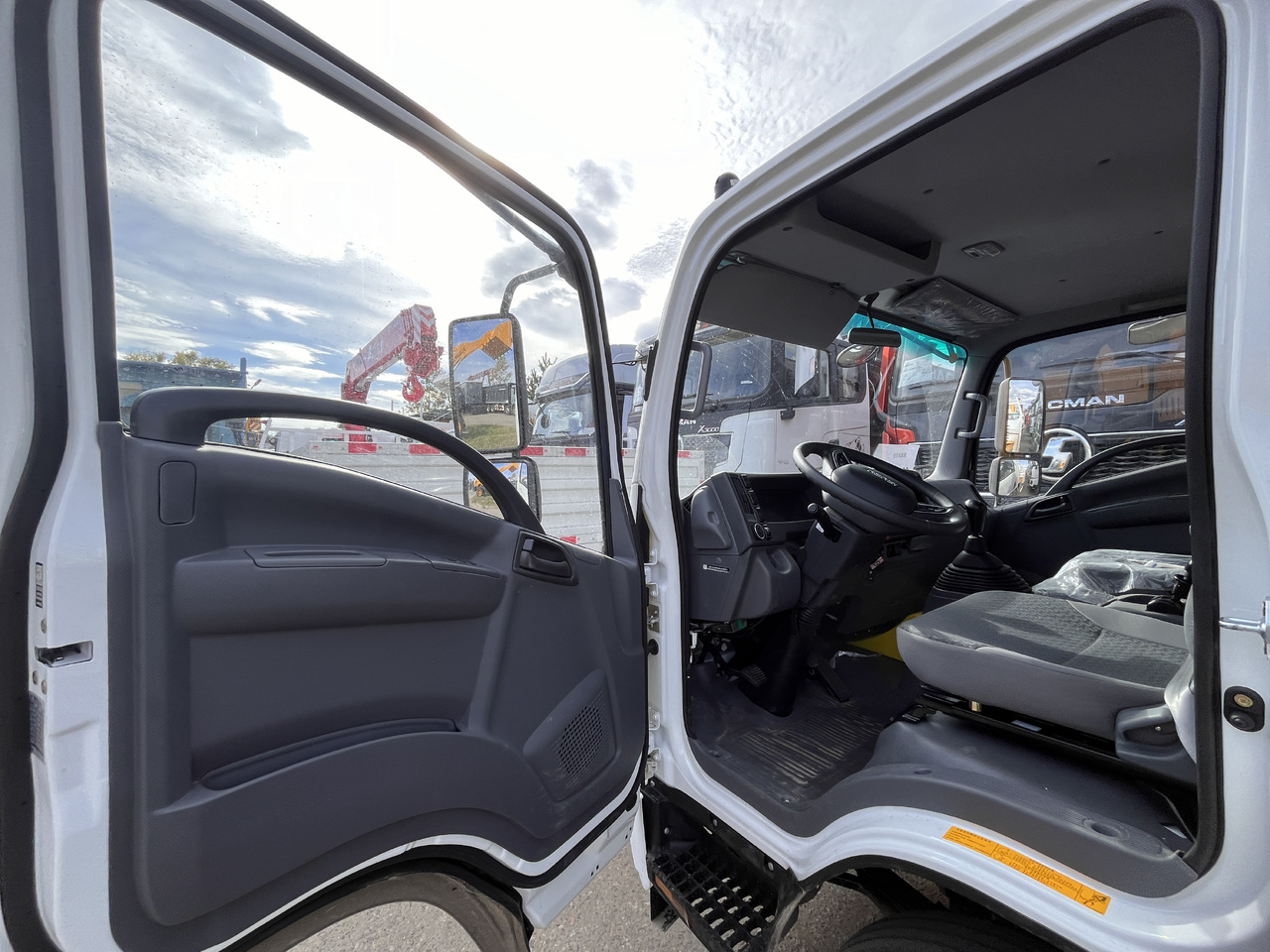 Грузовик бортовой/ Платформа ISUZU ELF с КМУ XCMG SQS125 г/п 5 т: фото 14