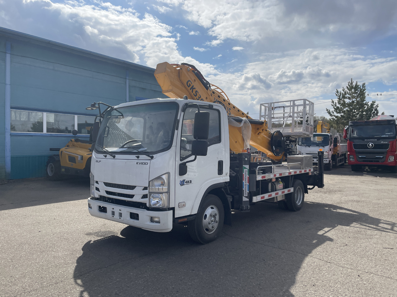 ISUZU высота подъема 30.5 м - Грузовик с подъемником: фото 2 ISUZU высота подъема 30.5 м - Грузовик с подъемником: фото 2