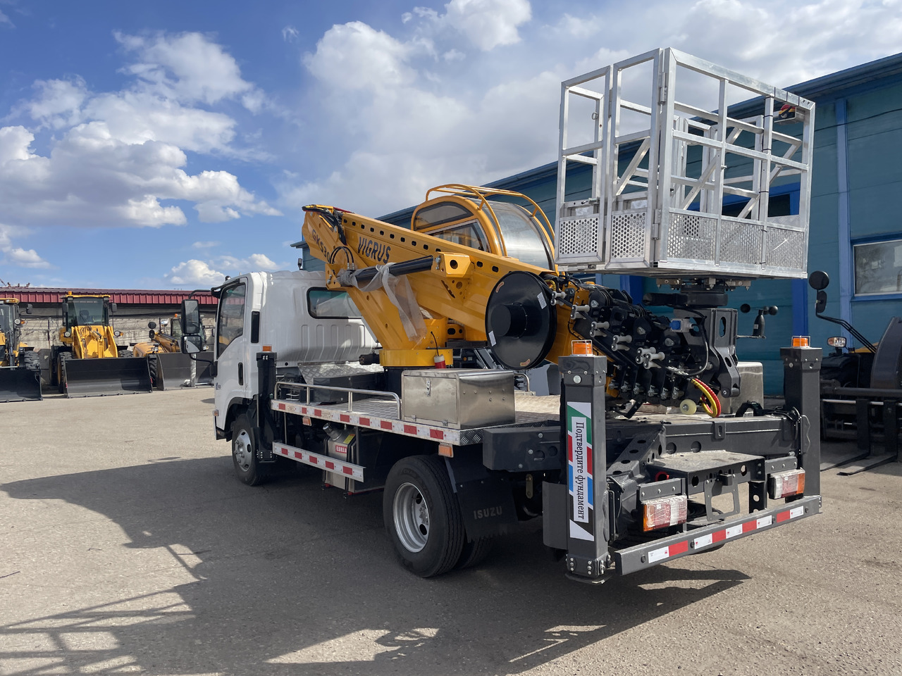 Новый Грузовик с подъемником ISUZU высота подъема 30.5 м: фото 9