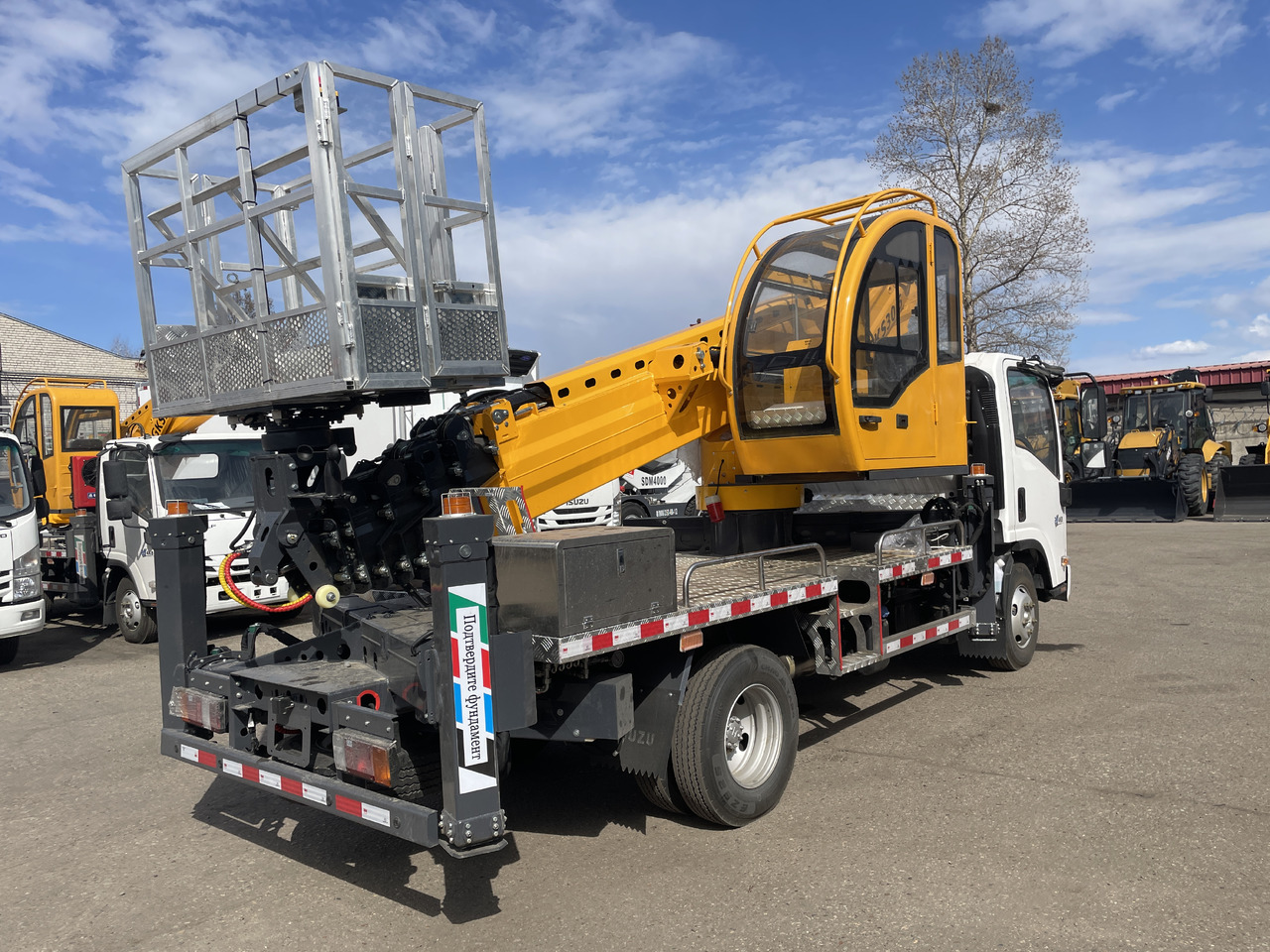 Новый Грузовик с подъемником ISUZU высота подъема 30.5 м: фото 7
