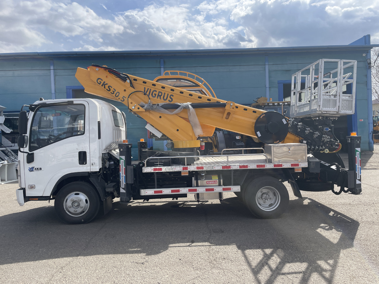 Новый Грузовик с подъемником ISUZU высота подъема 30.5 м: фото 10