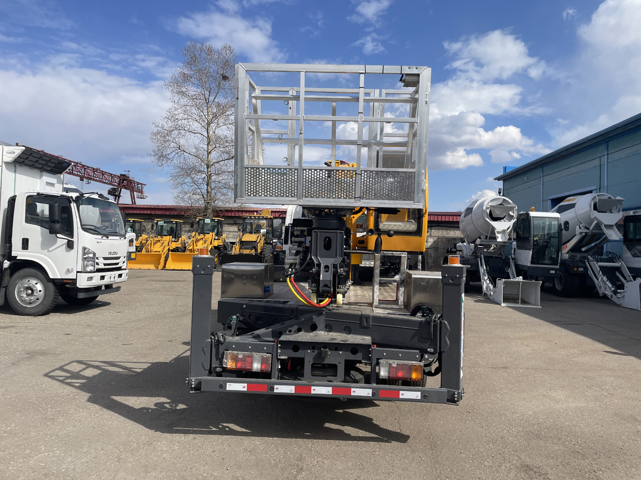 Новый Грузовик с подъемником ISUZU высота подъема 30.5 м: фото 8