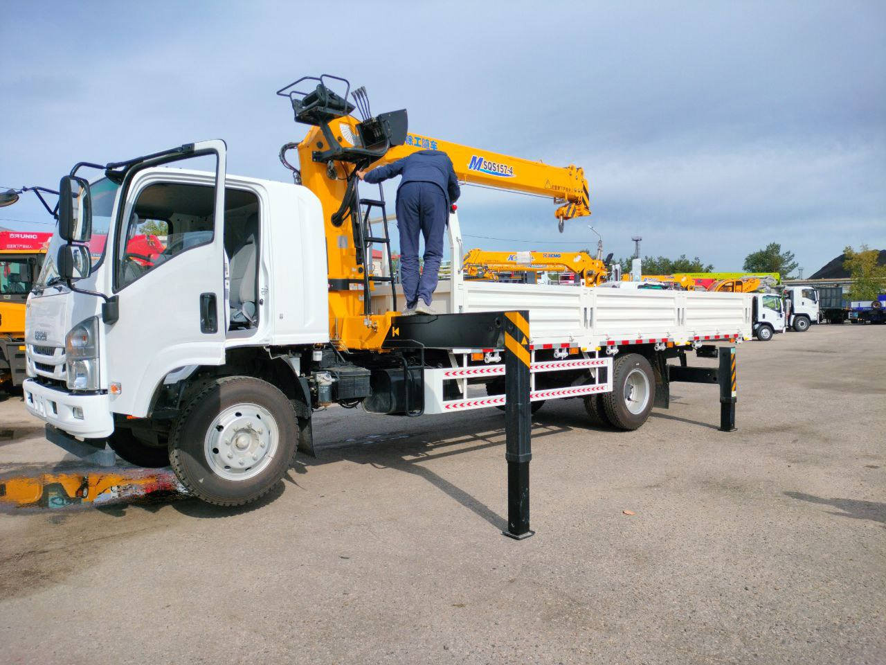 Isuzu Elf с КМУ XCMG 6,3 т - Автоманипулятор: фото 2 Isuzu Elf с КМУ XCMG 6,3 т - Автоманипулятор: фото 2