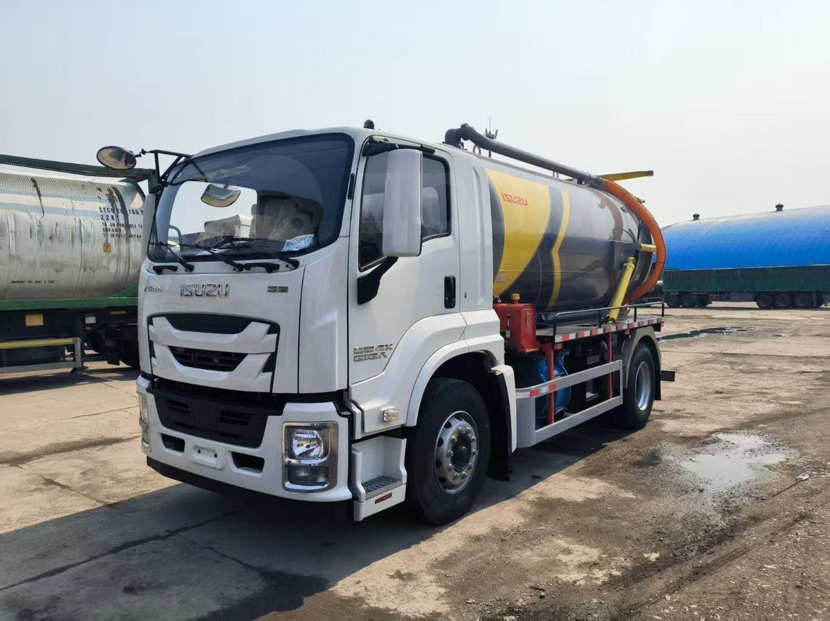 Новый Ассенизатор Isuzu Giga: фото 8