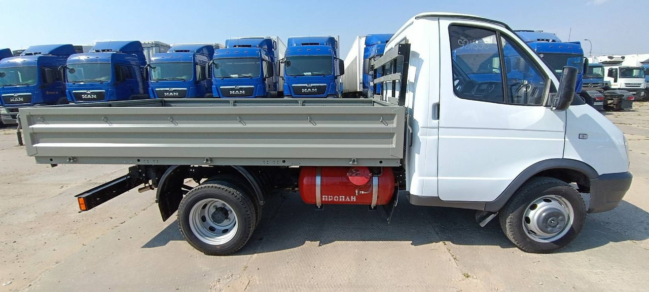 Новый Малотоннажный бортовой грузовик ГАЗ ГАЗ-33025-01750 бортовая платформа с каркасом и тентом: фото 8