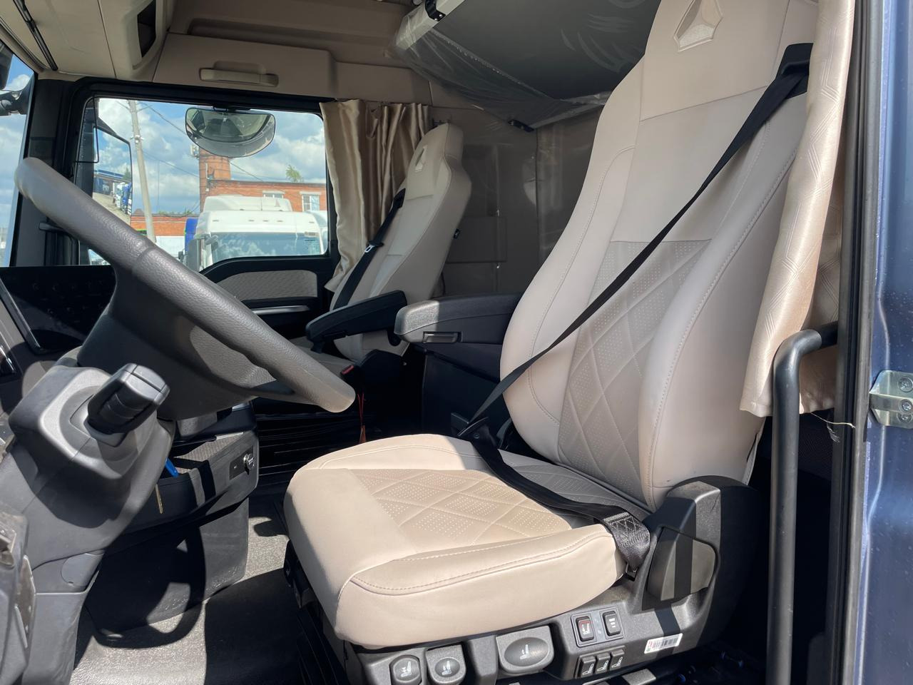 Новый Тягач Sitrak ZZ4256 (ZZ4256V364HE): фото 9