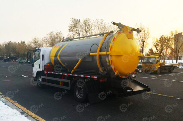 Ассенизатор (вакуумная машина) на шасси ISUZU 4x2 100P дв 96KW бочка 6м3 насос XD-240 с открыва - Ассенизатор: фото 1 Ассенизатор (вакуумная машина) на шасси ISUZU 4x2 100P дв 96KW бочка 6м3 насос XD-240 с открыва - Ассенизатор: фото 1