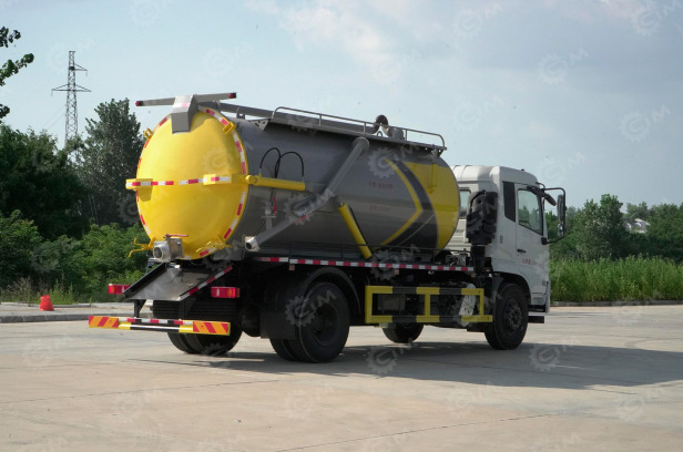 Ассенизатор (вакуумная машина) на шасси ISUZU 4x2 дв 139kw бочка 8м3 насос XD-300 всасывающий ш - Ассенизатор, илосос: фото 1 Ассенизатор (вакуумная машина) на шасси ISUZU 4x2 дв 139kw бочка 8м3 насос XD-300 всасывающий ш - Ассенизатор, илосос: фото 1