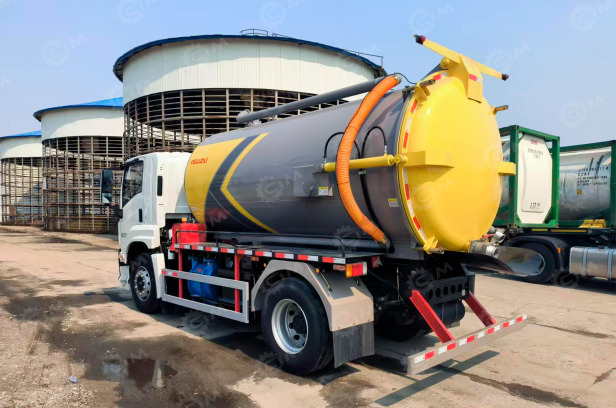 Ассенизатор (вакуумная машина) на шасси ISUZU 4x2 дв 139kw бочка 8м3 насос XD-360 всасывающий ш - Ассенизатор, илосос: фото 1 Ассенизатор (вакуумная машина) на шасси ISUZU 4x2 дв 139kw бочка 8м3 насос XD-360 всасывающий ш - Ассенизатор, илосос: фото 1