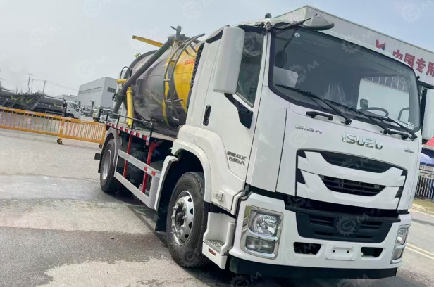 Ассенизатор (вакуумная машина) на шасси ISUZU 4x4 дв 151kw бочка 8м3 насос SK-12 720м3ч - Ассенизатор, илосос: фото 1 Ассенизатор (вакуумная машина) на шасси ISUZU 4x4 дв 151kw бочка 8м3 насос SK-12 720м3ч - Ассенизатор, илосос: фото 1