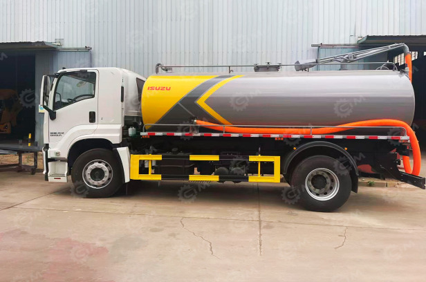 Ассенизатор (вакуумная машина) на шасси ISUZU 4x4 дв 177kw бочка 12м3 насос XD-420 - Ассенизатор: фото 1 Ассенизатор (вакуумная машина) на шасси ISUZU 4x4 дв 177kw бочка 12м3 насос XD-420 - Ассенизатор: фото 1