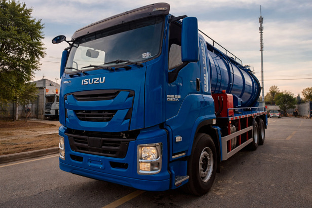Ассенизатор (вакуумная машина) на шасси ISUZU 6x4 дв 221kw бочка 18м3 насос SK-15, подогрев боч - Ассенизатор, илосос: фото 2 Ассенизатор (вакуумная машина) на шасси ISUZU 6x4 дв 221kw бочка 18м3 насос SK-15, подогрев боч - Ассенизатор, илосос: фото 2