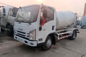 Автобетоносмеситель на шасси ISUZU 4х2 дв 139kw бочка 4 m³ - Автобетоносмеситель: фото 1 Автобетоносмеситель на шасси ISUZU 4х2 дв 139kw бочка 4 m³ - Автобетоносмеситель: фото 1