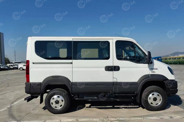 Автобус IVECO 4х4 7 мест (включая водителя) дв 132kw 2,9л с дополнительными опциями - Грузопассажирский фургон: фото 4 Автобус IVECO 4х4 7 мест (включая водителя) дв 132kw 2,9л с дополнительными опциями - Грузопассажирский фургон: фото 4