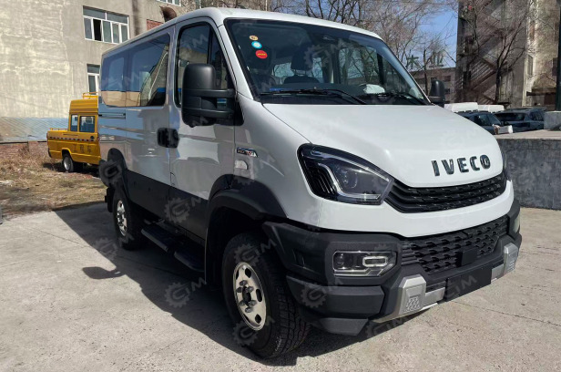 Автобус IVECO 4х4 7 мест+водитель дв 132kw 2,9л - Микроавтобус, Пассажирский фургон: фото 1 Автобус IVECO 4х4 7 мест+водитель дв 132kw 2,9л - Микроавтобус, Пассажирский фургон: фото 1