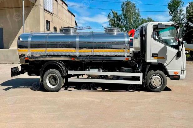 Автоцистерна на шасси ISUZU 4х2 дв 139kw цистерна оцинкованная 5м3 2 отсека 2 горловины - Грузовик-цистерна: фото 1 Автоцистерна на шасси ISUZU 4х2 дв 139kw цистерна оцинкованная 5м3 2 отсека 2 горловины - Грузовик-цистерна: фото 1