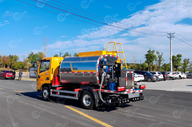 Автогудронатор на шасси ISUZU 4х2 дв 139kw, бочка 4000л - Гудронатор (битумовоз): фото 1 Автогудронатор на шасси ISUZU 4х2 дв 139kw, бочка 4000л - Гудронатор (битумовоз): фото 1