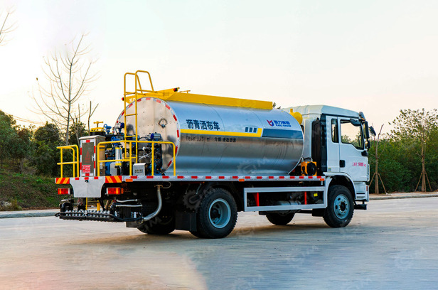 Автогудронатор на шасси ISUZU 6х4 дв 221kw бочка 10м3 - Гудронатор (битумовоз): фото 1 Автогудронатор на шасси ISUZU 6х4 дв 221kw бочка 10м3 - Гудронатор (битумовоз): фото 1