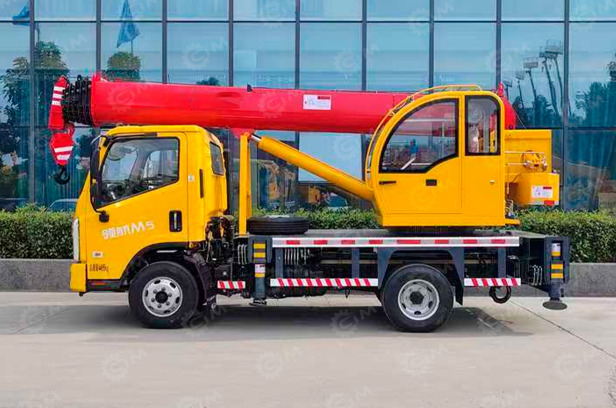 Автокран на шасси ISUZU 4x2 дв 88kw крановая установка WANBANG STSQ5-7 гп 5т 7 секций стрела 30м - Автоманипулятор: фото 1 Автокран на шасси ISUZU 4x2 дв 88kw крановая установка WANBANG STSQ5-7 гп 5т 7 секций стрела 30м - Автоманипулятор: фото 1