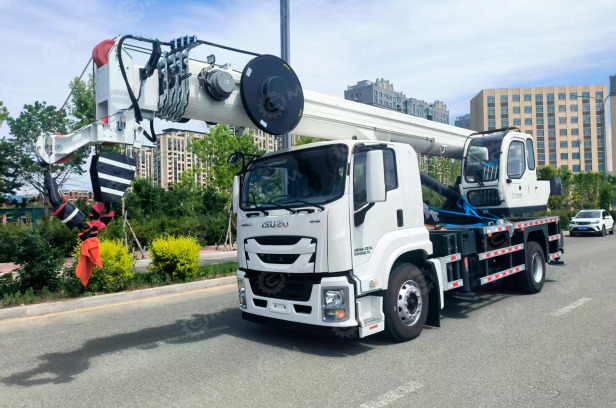 Автокран на шасси ISUZU 4x4 дв 177kw крановая установка WANBANG DZ10T гп 10т, стрела 26,5м, бур - Мобильный кран: фото 1 Автокран на шасси ISUZU 4x4 дв 177kw крановая установка WANBANG DZ10T гп 10т, стрела 26,5м, бур - Мобильный кран: фото 1