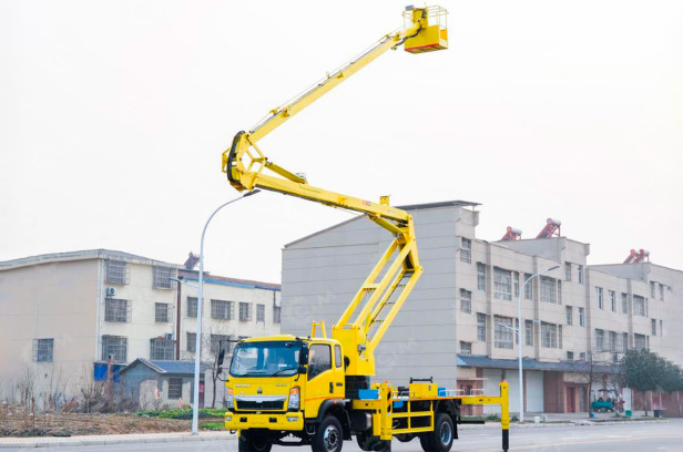 Автовышка коленчатая Qingling GKS28 на шасси ISUZU 4Х2 дв 151kw высота подъёма 26м - Автовышка: фото 3 Автовышка коленчатая Qingling GKS28 на шасси ISUZU 4Х2 дв 151kw высота подъёма 26м - Автовышка: фото 3