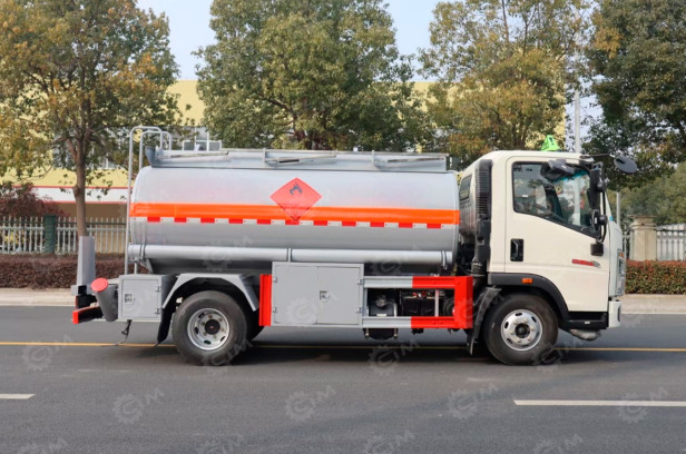 Бензовоз на шасси ISUZU 4х2 дв 139kw бочка 3м3 установка для заправки - Грузовик-цистерна: фото 1 Бензовоз на шасси ISUZU 4х2 дв 139kw бочка 3м3 установка для заправки - Грузовик-цистерна: фото 1