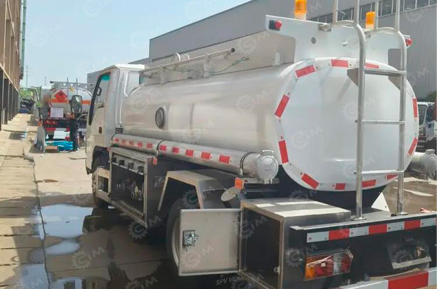 Бензовоз на шасси ISUZU 4х2 дв 139kw со спальником бочка 6м3 с системой заправки - Грузовик-цистерна: фото 1 Бензовоз на шасси ISUZU 4х2 дв 139kw со спальником бочка 6м3 с системой заправки - Грузовик-цистерна: фото 1