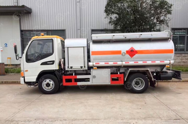 Бензовоз на шасси ISUZU 4х2 дв 151kw бочка 12м3 2 секции, 2 топливораздаточные колонки - Грузовик с цистерной: фото 2 Бензовоз на шасси ISUZU 4х2 дв 151kw бочка 12м3 2 секции, 2 топливораздаточные колонки - Грузовик с цистерной: фото 2