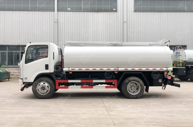 Бензовоз на шасси ISUZU 4х2 дв 177kw GIGA бочка 12м3, 2 горловины, система для заправки - Грузовик с цистерной: фото 2 Бензовоз на шасси ISUZU 4х2 дв 177kw GIGA бочка 12м3, 2 горловины, система для заправки - Грузовик с цистерной: фото 2