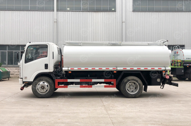 Бензовоз на шасси ISUZU 4х2 дв 177kw GIGA со спальником бочка 8м3 4 отсека с насосом для заправки - Грузовик-цистерна: фото 1 Бензовоз на шасси ISUZU 4х2 дв 177kw GIGA со спальником бочка 8м3 4 отсека с насосом для заправки - Грузовик-цистерна: фото 1