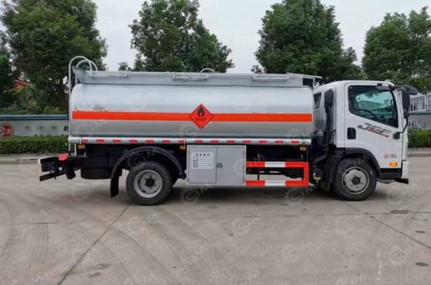 Бензовоз на шасси ISUZU 4х2 дв 177kw GIGA со спальником бочка 8м3 с системой заправки (насос, шланг, пистолет, шкаф управления) - Грузовик-цистерна: фото 1 Бензовоз на шасси ISUZU 4х2 дв 177kw GIGA со спальником бочка 8м3 с системой заправки (насос, шланг, пистолет, шкаф управления) - Грузовик-цистерна: фото 1