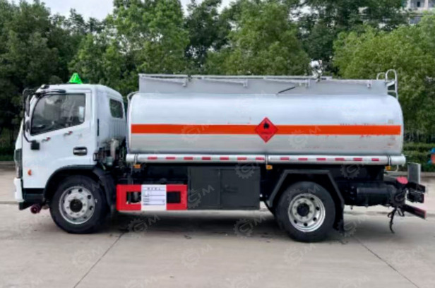 Бензовоз на шасси ISUZU 4х2 дв 177kw бочка 8м3 с насосом для заправки - Грузовик-цистерна: фото 1 Бензовоз на шасси ISUZU 4х2 дв 177kw бочка 8м3 с насосом для заправки - Грузовик-цистерна: фото 1