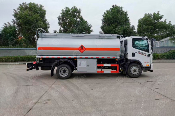 Бензовоз на шасси ISUZU 4х2дв 139kw со спальником бочка 5м3 с системой заправки (насос, шланг, - Грузовик-цистерна: фото 1 Бензовоз на шасси ISUZU 4х2дв 139kw со спальником бочка 5м3 с системой заправки (насос, шланг, - Грузовик-цистерна: фото 1